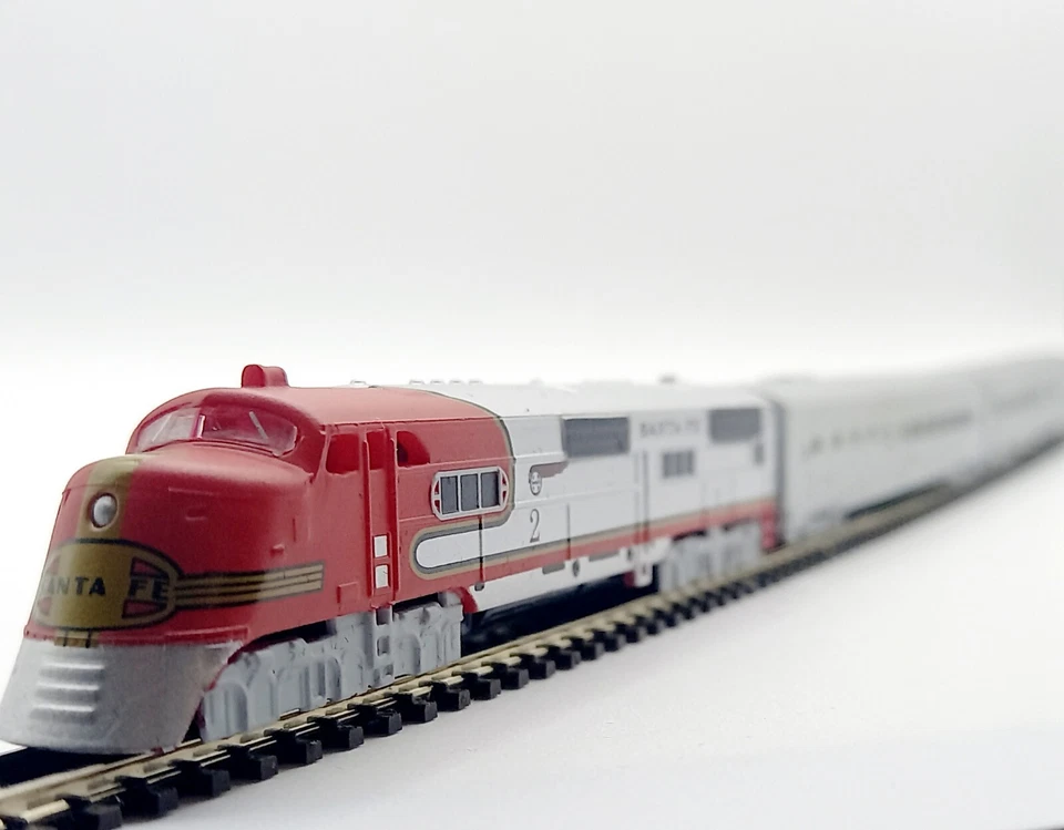 Z Gauge Scale USA Santa Fe Diesel Locomotive Passenger Coaches Model Rail Train - Image 2 of 4