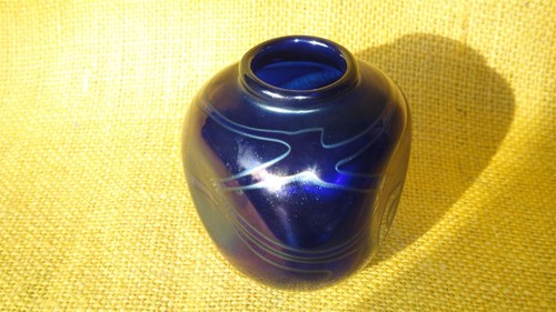 1991 PHOENICIA MALTESE IRIDESCENT ART BLUE GLASS VASE SIGNED MALTA - Picture 5 of 12
