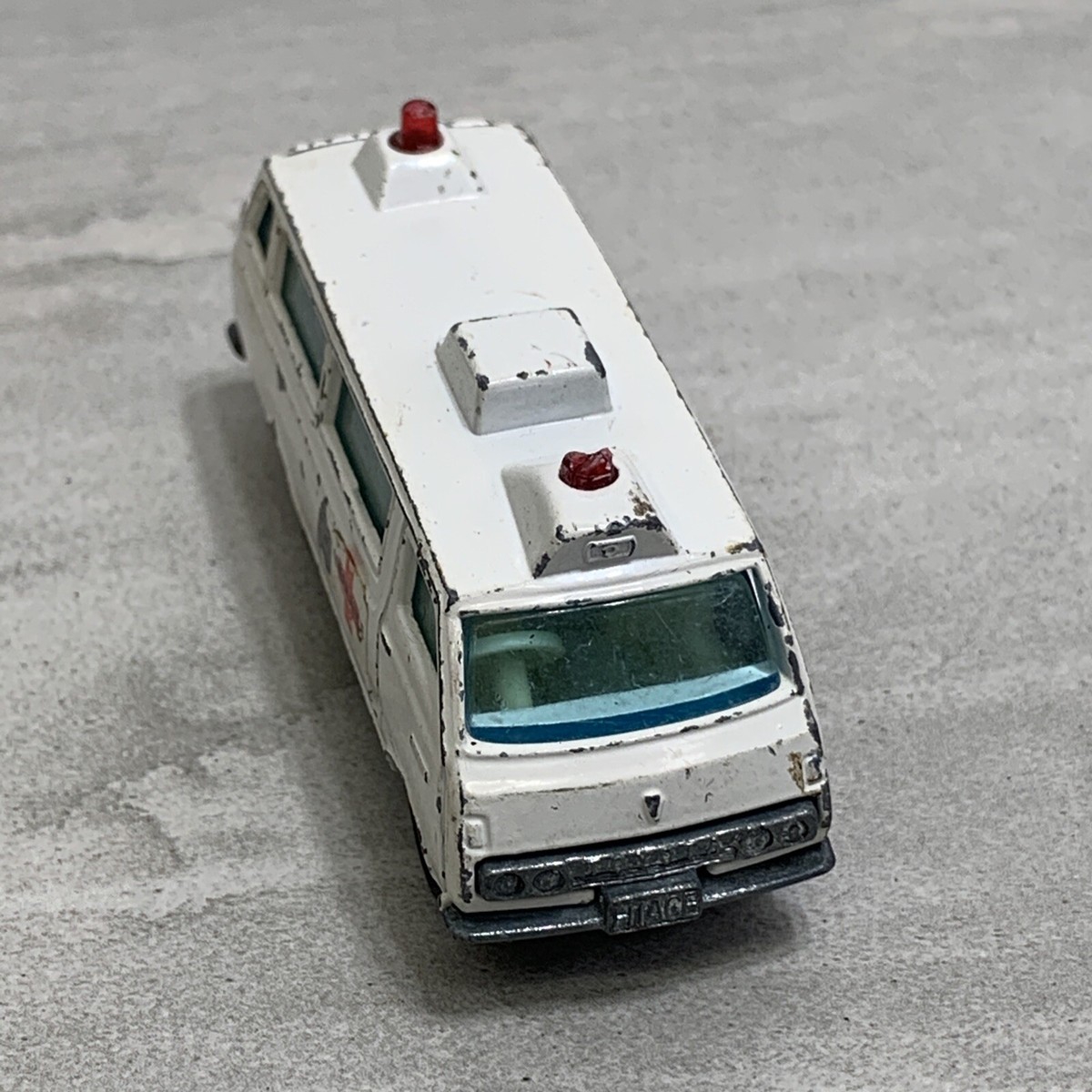 Tomica 1:68 Toyota Hiace Commuter Ambulance Vintage Made in Tomica 1:68 Toyota Hiace Commuter Ambulance Vintage Made in