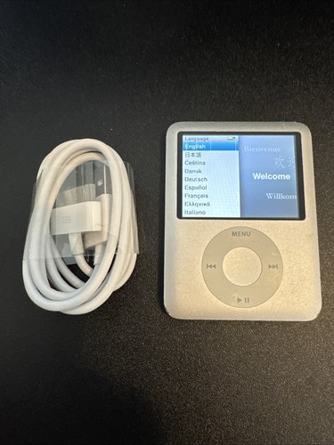Apple iPod nano 3rd Generation Silver (4 GB) Bundle - See Pictures