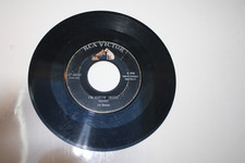 Jim Reeves Yonder Comes a Sucker - I'm Hurtin Inside 47-6200 RCA Victor 45 RPM