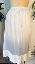 VTG 70'S SOFT WHITE NYLON SATIN FINISH HALF SLIP SISSY MEDIUM