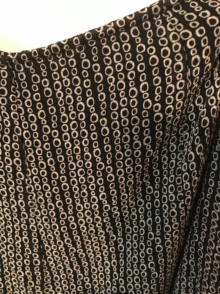 Saia feminina tamanho 4 forrada abaixo do joelho preta/branca por Covington levemente usada - Imagem 2 de 4