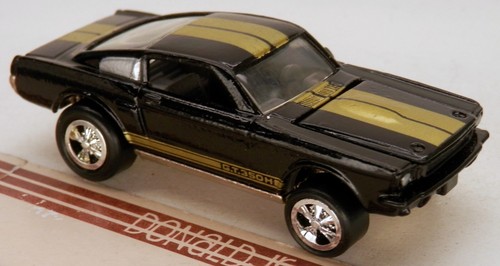 Ford Mustang Shelby GT350H HERTZ 1966 Johnny Lightning negro/dorado escala 1/64 - Imagen 1 de 2