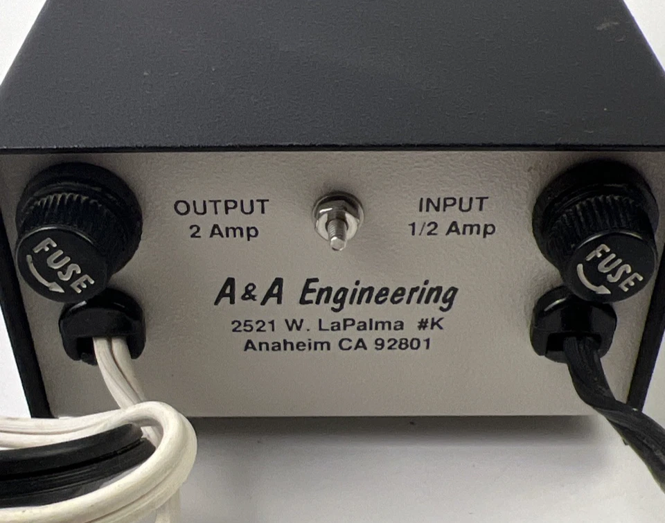 Cargador de batería inteligente vintage A & A entrada de ingeniería 1/2 amperios, salida 2 amperios. Foto 3 de 4