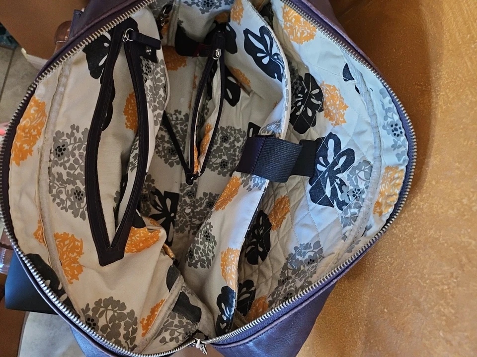 Estuche de transporte Franklin Covey púrpura para PC sobre los hombros o dos asas Foto 2 de 4