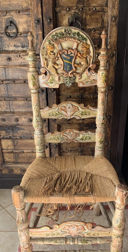 Antiguo siglo XVII. Silla Colonial Española de Madera con Cresta Regalia Dos Leones Reales Foto 3 de 4