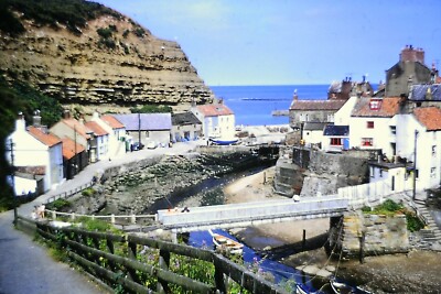 Vintage 35mm Farbdia, Seaside Village, Road, River, Boote 60er Jahre
