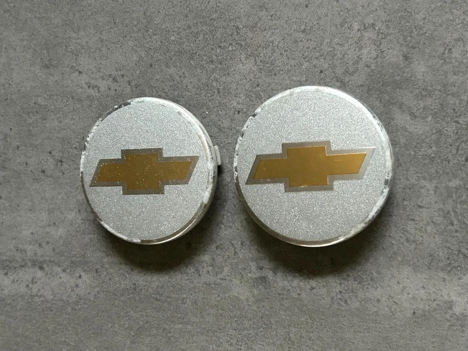 Par de tapas centrales de rueda Chevy Impala Limited plateadas doradas x2 OEM usadas Captiva Sport Foto 3 de 4