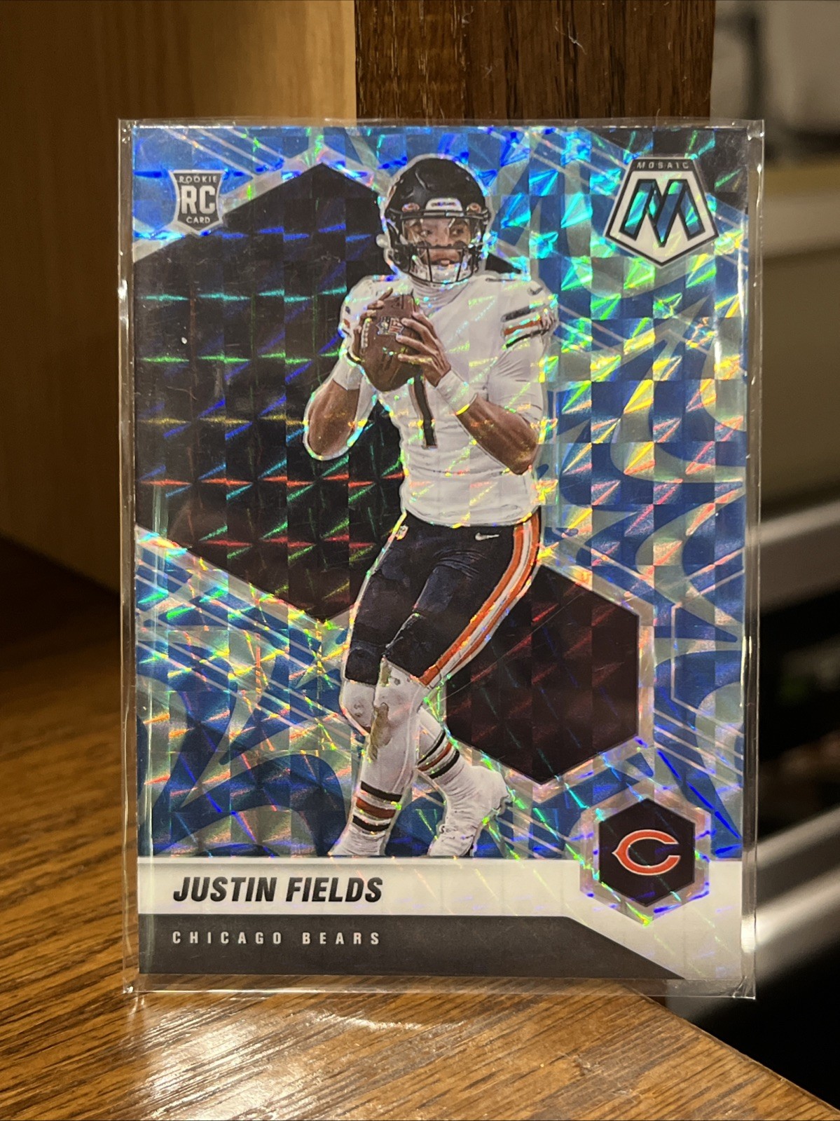 2021 Panini Mosaic - Rookies Justin Fields #304 Reactive Blue Mosaic Prizm (RC)