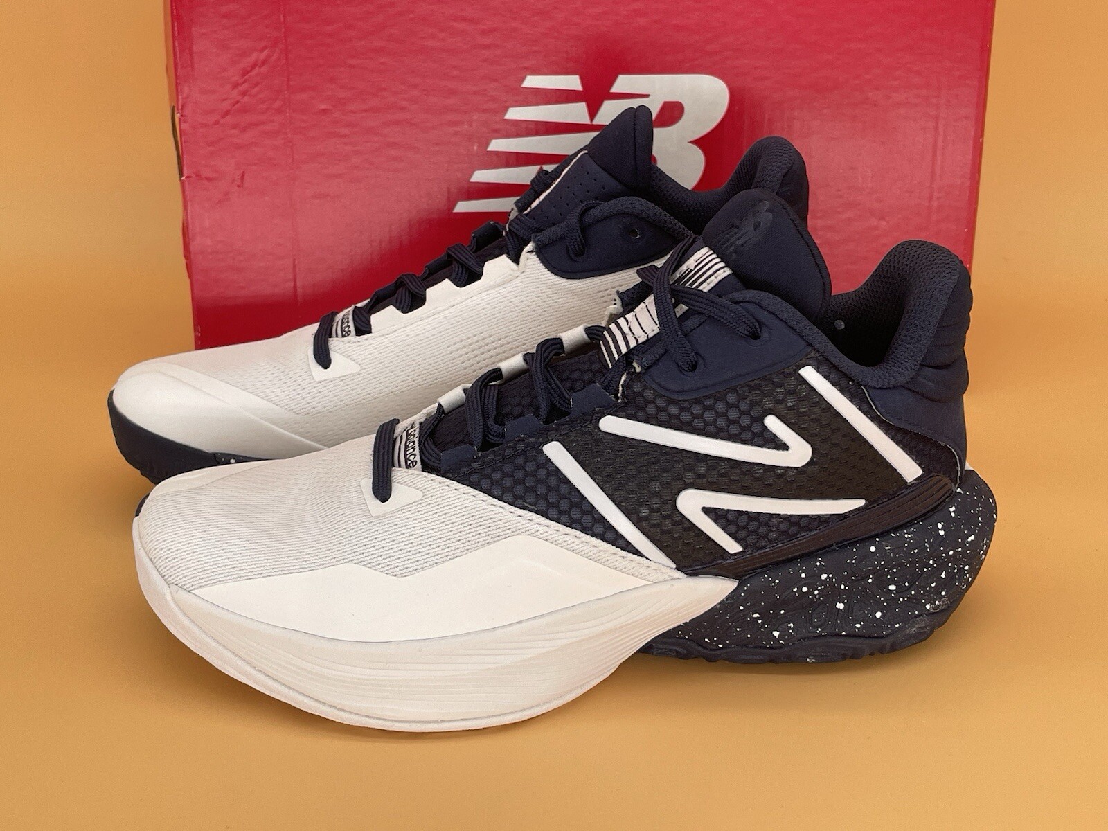 Sz 6 D Men /  Women New Balance Two WXY V4 White / Navy  Blue Basketball Shoes