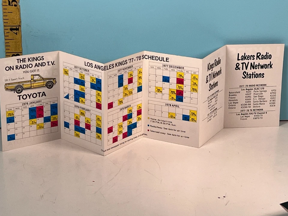 Calendario de baloncesto/hockey Toyota 1977-78 de Los Angeles Lakers & Kings Foto 2 de 4