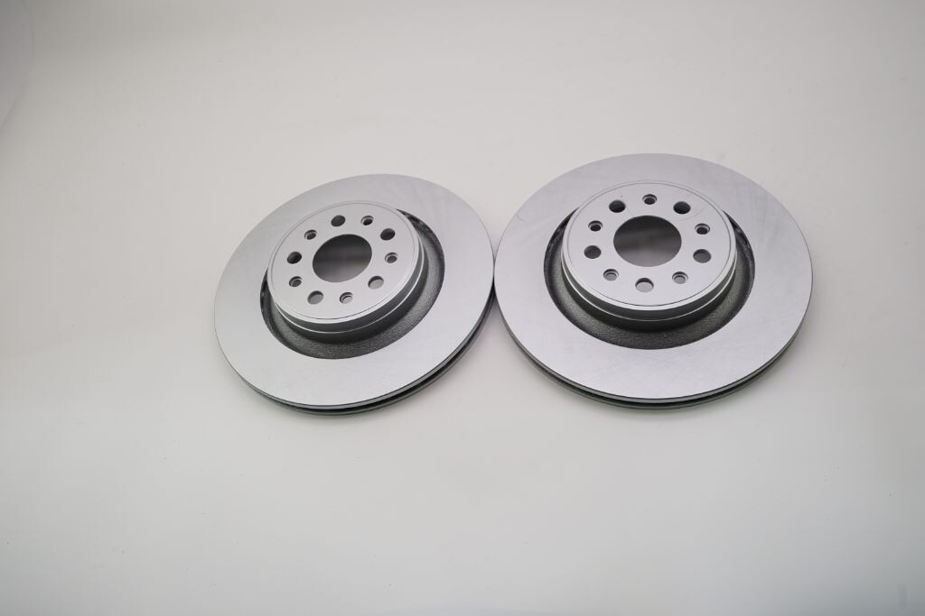 Maserati Ghibli Base brake pads rotors filter belt service kit 795