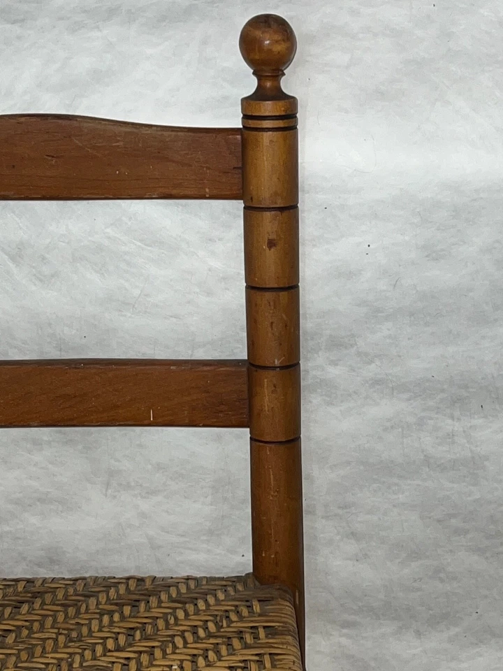Antigua silla infantil Early American F. A. Sinclair con respaldo de escalera con asiento tejido Foto 4 de 4