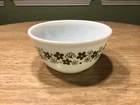 Pyrex 1.5 Quart 402 Spring Blossom Crazy Daisy Mixing Bowl Green Flowers Vintage