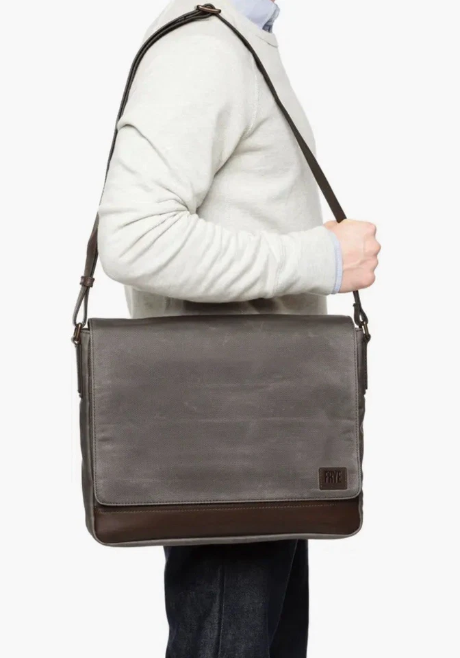 Bolso Mensajero Frye Carter Acentos de Cuero Lona Resistente Gris Usado en Excelente Condición Precio de venta sugerido por el fabricante $300 Foto 2 de 4