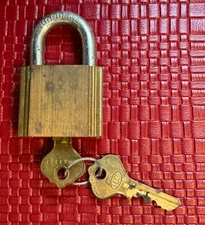 Ilco Pin Tumbler Brass Padlock w/2 Keys Hardened Steel Shackle VTG Security Lock