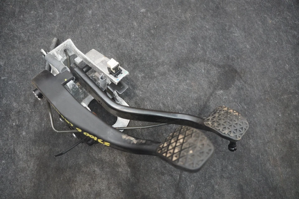 Soporte de pedal de embrague de freno transmisión manual 34516897117 OEM BMW 435i F32 2014 Foto 2 de 4