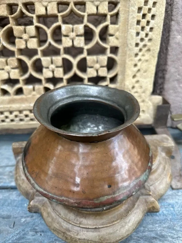 Antigua olla de cocina antigua de cobre forjada a mano tradicional india Foto 3 de 4