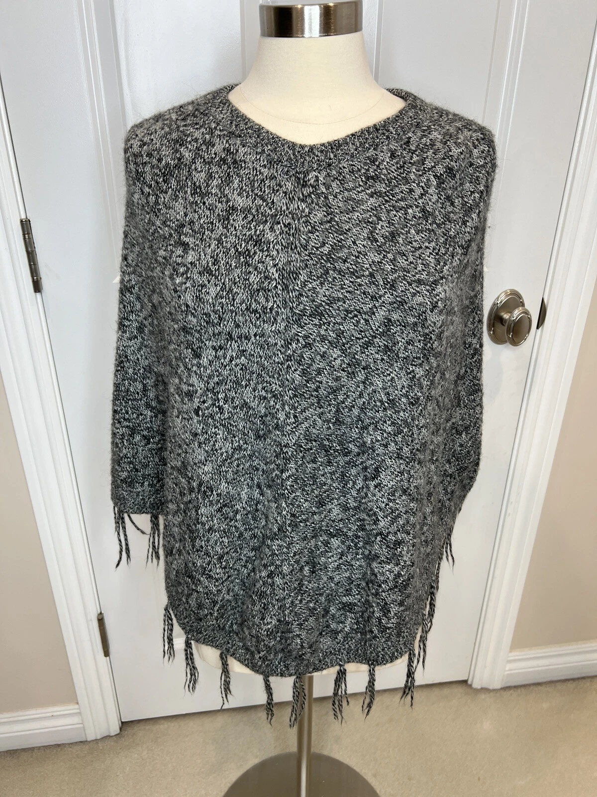 Alpaca Connection Size OS Sleeveless V-Neck Black Fringe Pullover Poncho Sweater