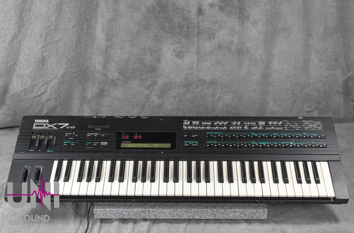 YAMAHA DX7 II-D Digital Programmable Synthesizer in Very Good