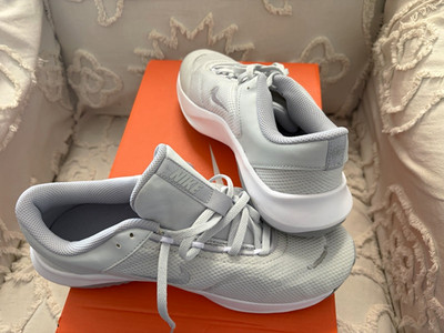 Nike Legend Essential 3 woman s 9.5 Lace-Up Sneakers Gray White DM1119