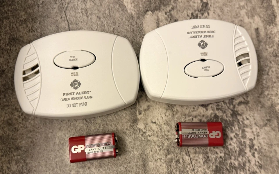 Paquete de 2 detectores de monóxido de carbono First Alert CO400CN2 alimentados por batería Foto 3 de 4