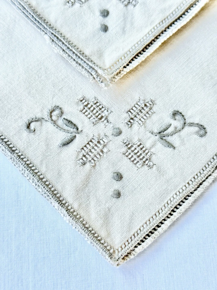 Conjunto de guardanapos de linho vintage 4 bordados ecru corte bainha costura bordas 11,5” - Imagem 2 de 4