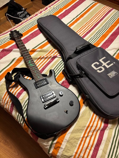 Guitarra eléctrica SE Billy Martin Color Negro mate sin uso