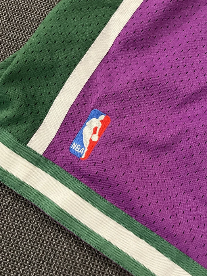 Mitchell & Ness HWC Milwaukee Bucks Swingman Mens Shorts Size XL Custom - Image 4 of 4