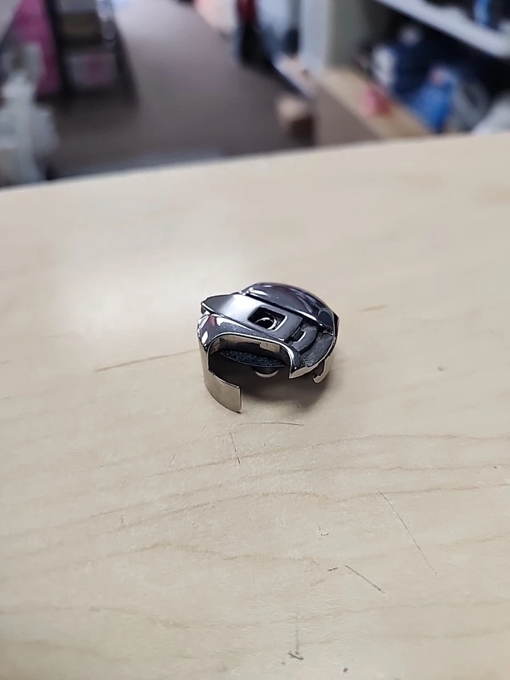 Estuche de bobina para máquina de coser Consew Chandler 18045 se adapta a muchos modelos Foto 2 de 3