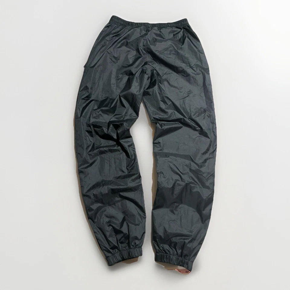 Pantalones deportivos Hummel negros para hombre medianos de nailon forrados con malla calentamiento cremallera al tobillo Foto 2 de 4