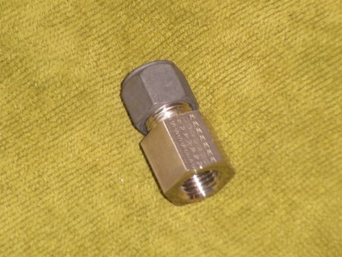 Parker® 3/8 compression X 1/4 NPT FEMALE CONNECTOR 316 Stainless Steel 1/4" FNPT - Picture 1 of 3