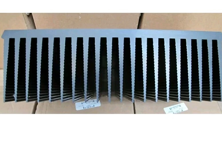 Dissipatore in alluminio di grandi dimensioni Amplificatore - Immagine 2 di 3