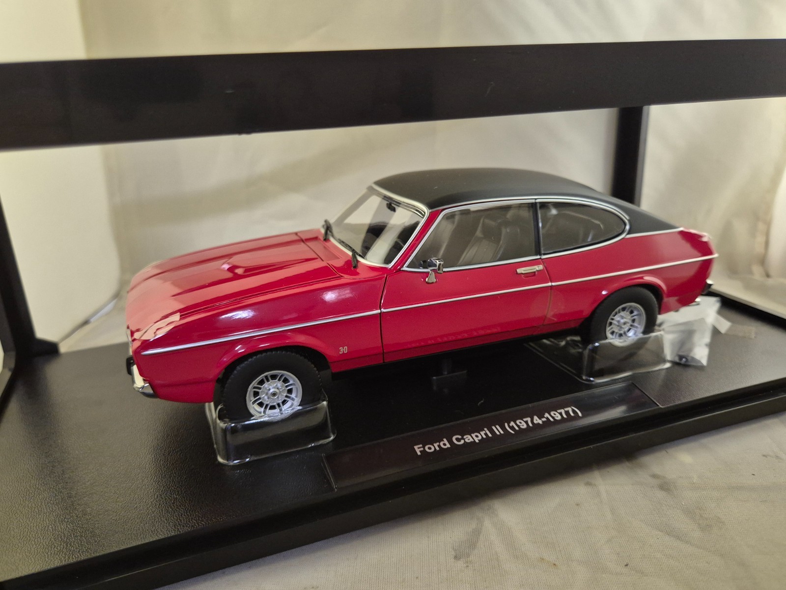 Ford Capri II Ghia 1974 Réplique 1/18 Touring Modelcars Souvenir Automobile
