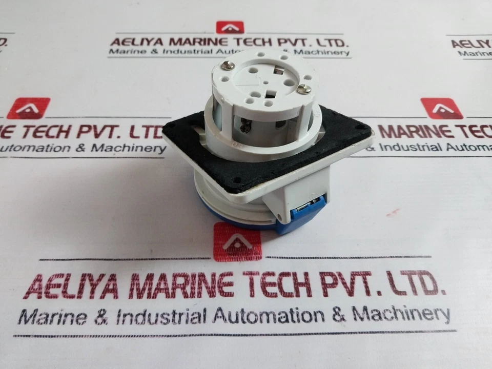 Merlin Gerin 32a-6h/200 Plug 250v - Image 4 of 4