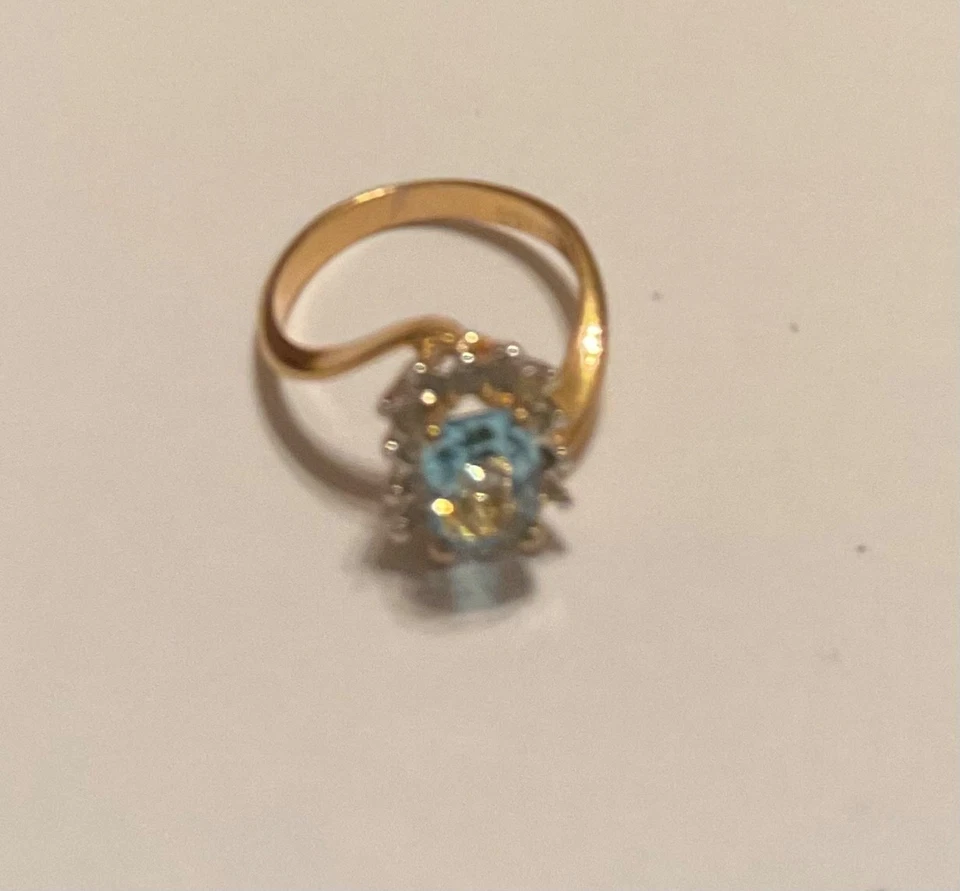 Кольцо из желтого золота 18 карат HGE размер 7 1/2 с синим фианитом основным камнем и маленьким белым фианитом - Изображение 3 из 4