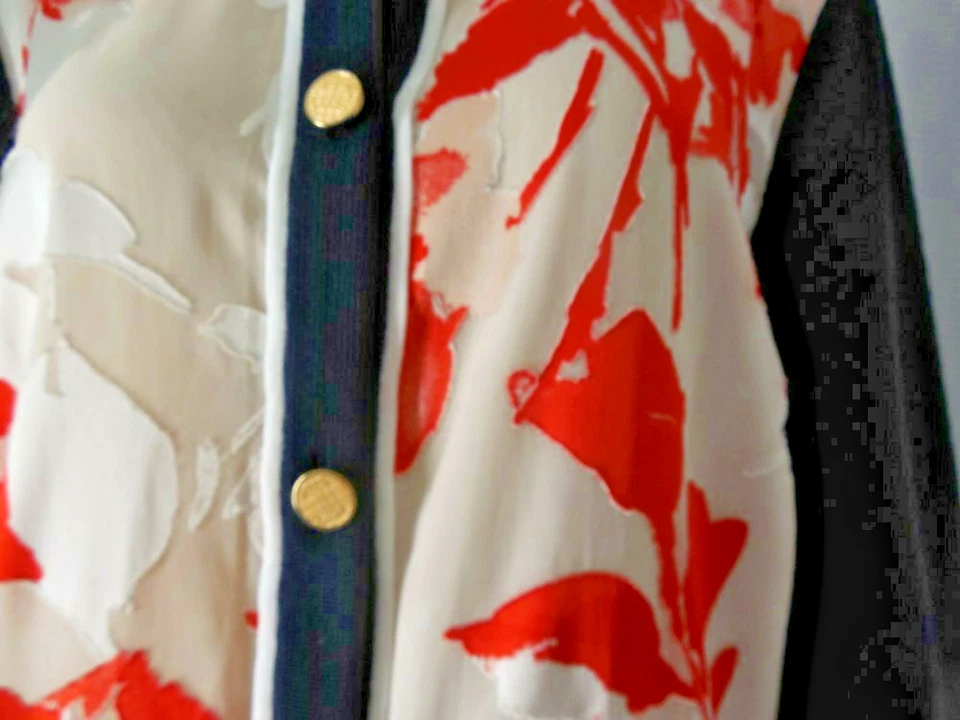 Jaqueta MISOOK tamanho médio malha azul branco vermelho painéis florais botão frontal nova com etiquetas - Imagem 4 de 4