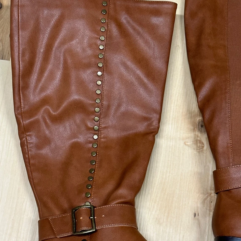 Botas para mujer talla 8 W marrón hasta la rodilla hebilla tachonada cremallera cuero sintético  Foto 3 de 4