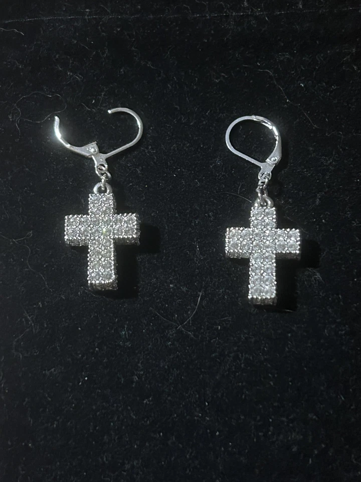 Colgantes Swarovski cruz transparente chapados en rodio escalados en pendiente con palanca Foto 4 de 4