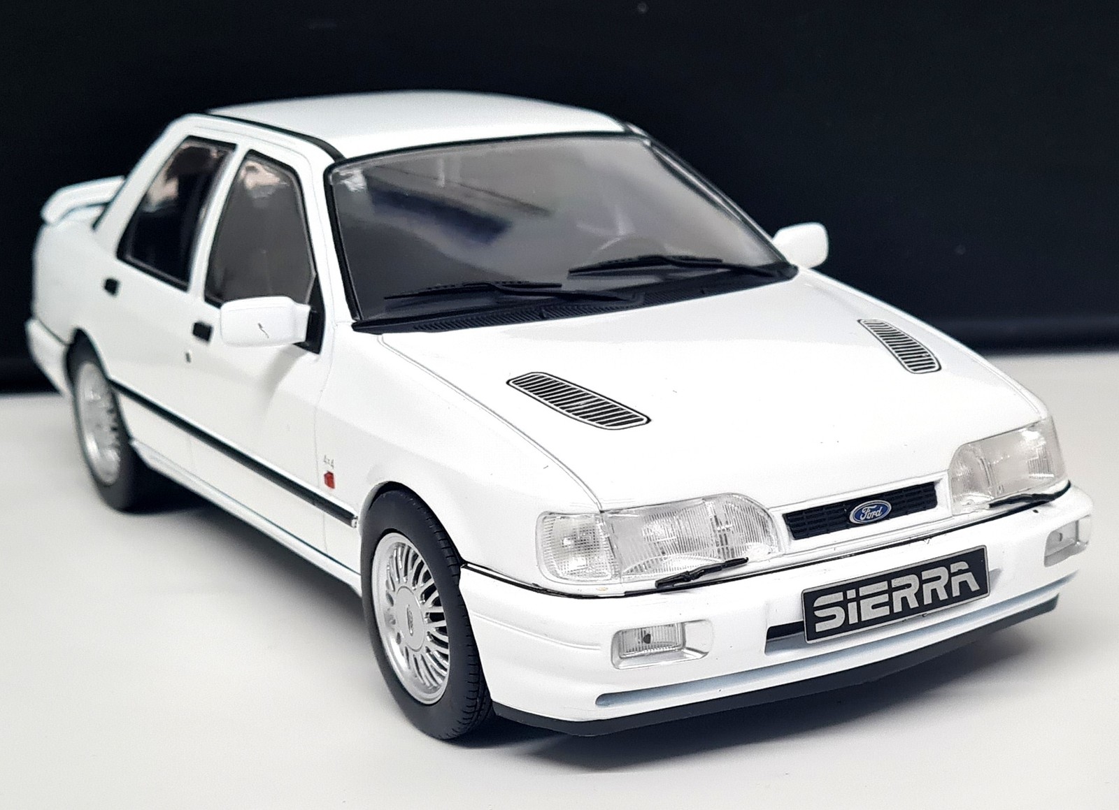 MCG 1/18 Ford Sierra RS Sapphire Cosworth 4X4 White 1992 Diecast Scale model car