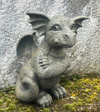Gartendrache Drache mit verschränkten Armen 25x14cm Gargoyle Gartenfigur