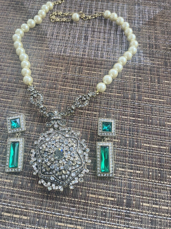 HEIDI DAUS GORGEOUS JEWELED MAGNET LOCKET AND EMERALD CRYSTAL EARRINGS💚 - Image 3 of 4