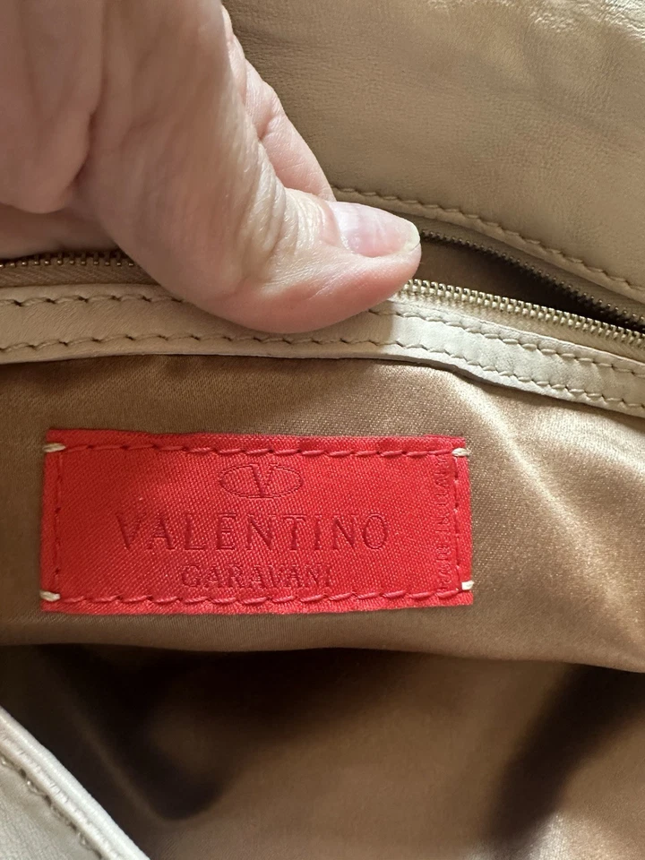 ¡Raro! Bolso de hombro VALENTINO marfil y dorado con logotipo usado  Foto 3 de 4