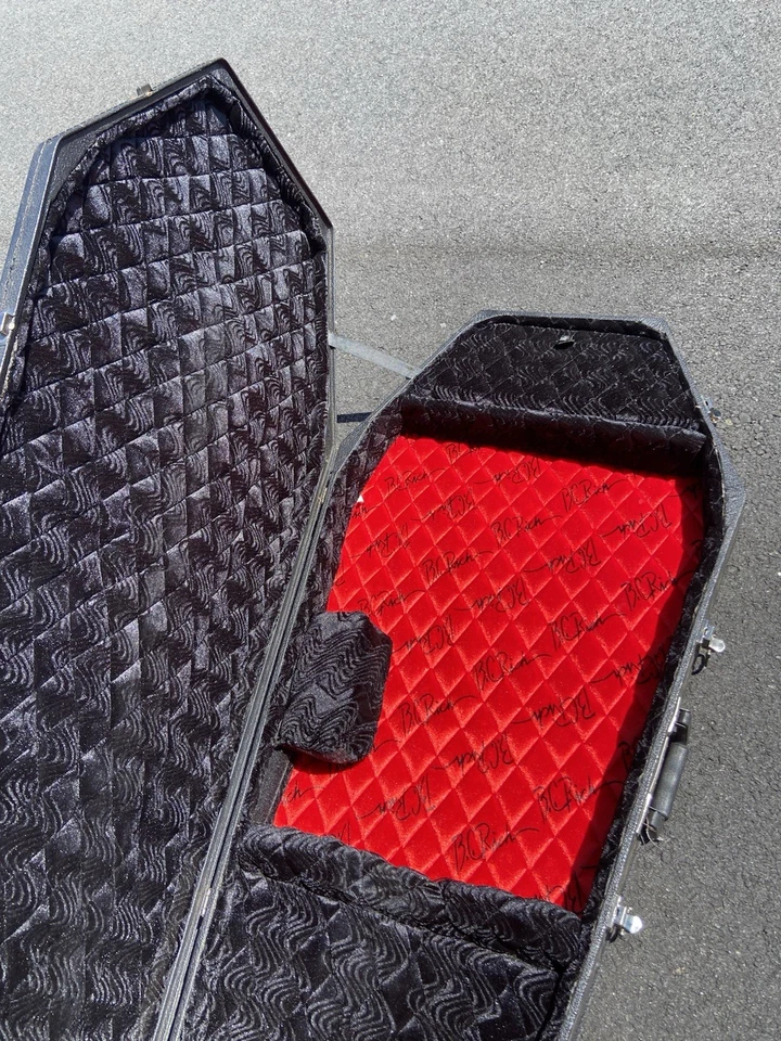 Estuche rígido acolchado de terciopelo rojo y negro BC Rich 'The Coffin Case' para guitarra y bajo Foto 2 de 4