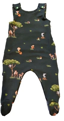 HANDARBEIT Baby Strampler Strampelanzug Waldtiere Einteiler mit Fuss Spieler, Handmad Neu