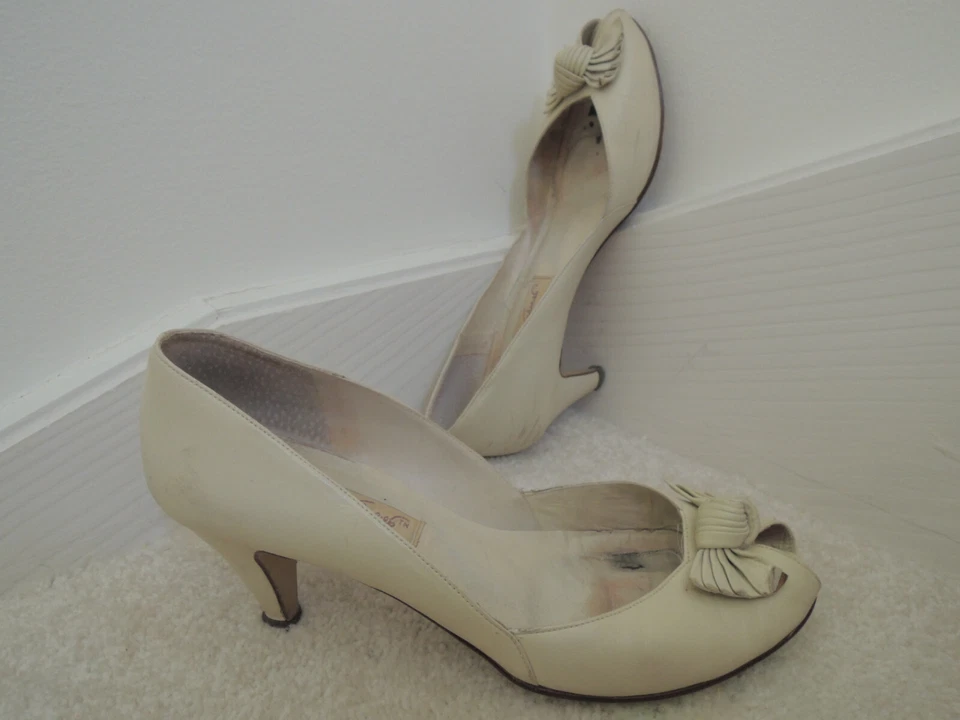Zapatos de señora talla 8 1/2 M cuero beige 2 1/2" tacones altos valor $70 usados en excelente estado Foto 3 de 4