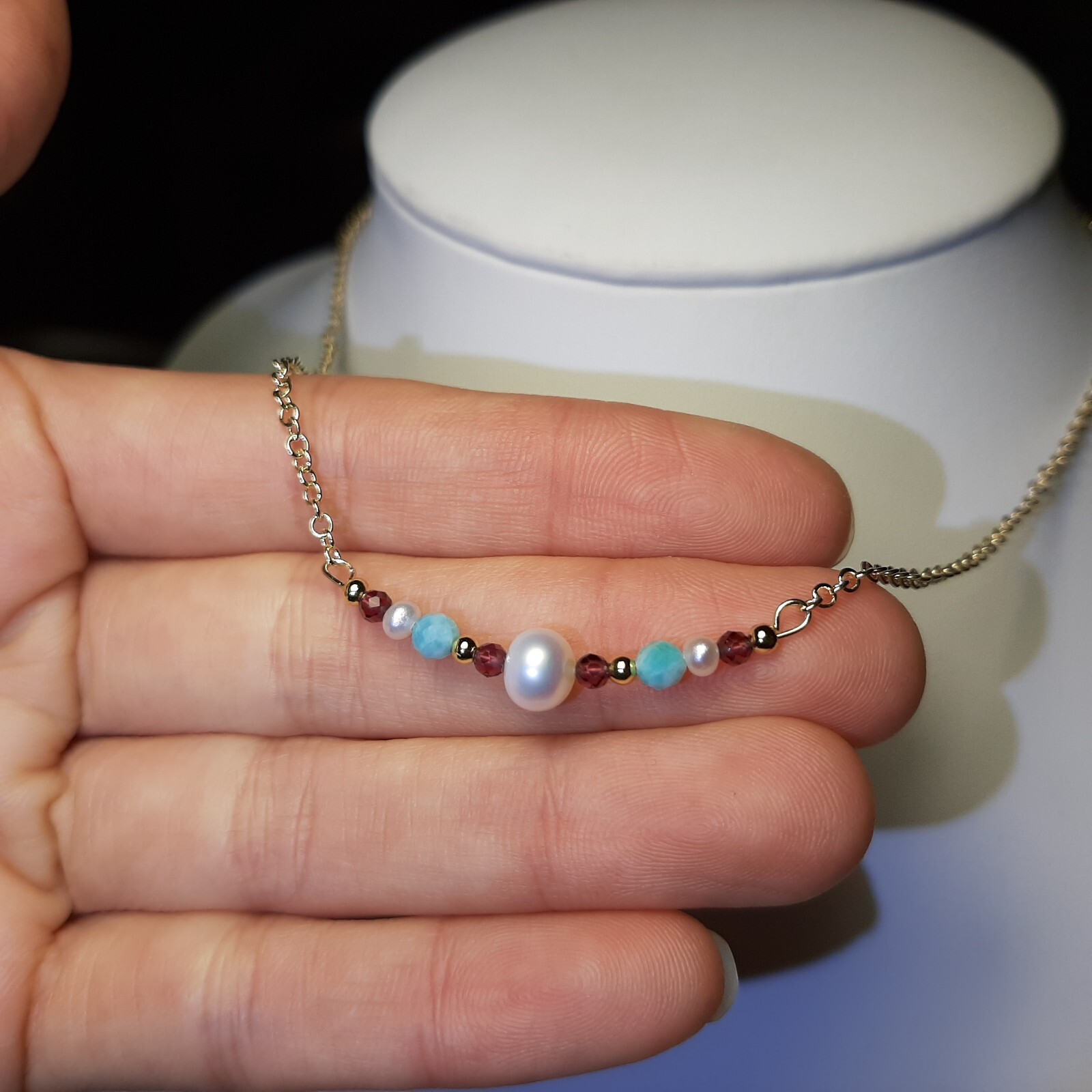 Collier perles de culture et pierres de grenat, un éclat de poésie dorée 14k
