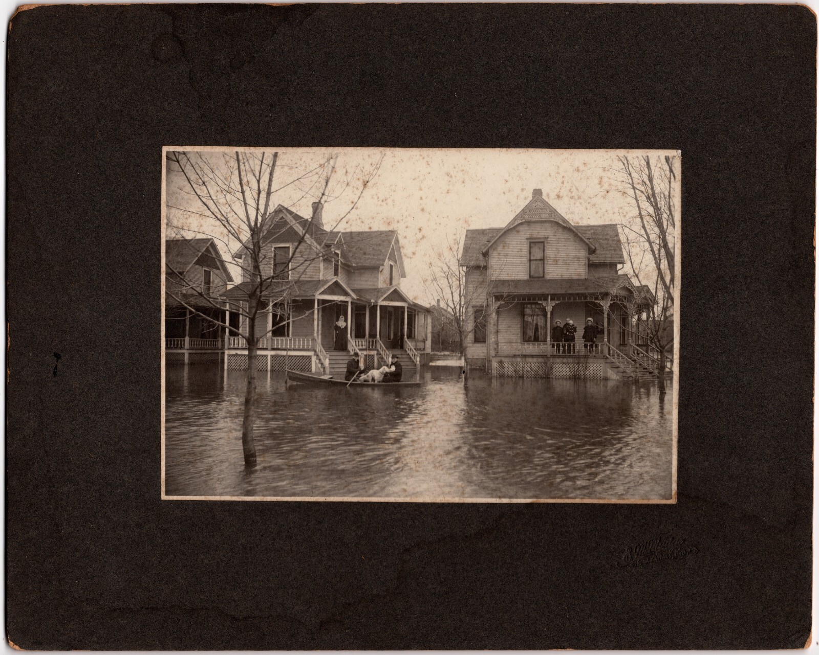 MOUNTED BOARD PHOTO GREAT FLOOD OF 1913 TOWN MEN & DOG ROW BOAT ELKHART INDIANA