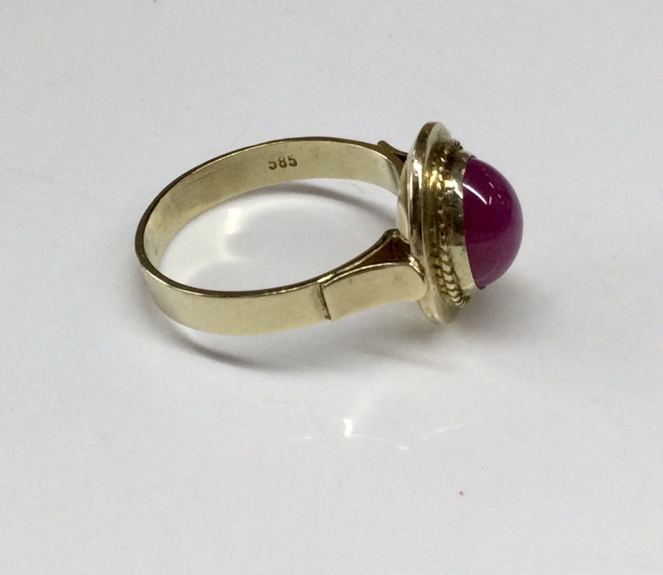 STAR RUBY CABOCHON LAB CREATED ENGRAVING DETAILS LADIES RING 14K YELLOW GOLD - Image 3 of 4